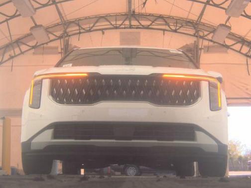 Snow White Pearl 2025 Kia Carnival LXS