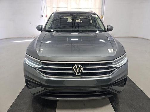 Platinum Gray Metallic 2024 Volkswagen Tiguan 2.0T SE