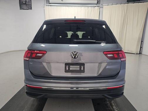 Platinum Gray Metallic 2024 Volkswagen Tiguan 2.0T SE