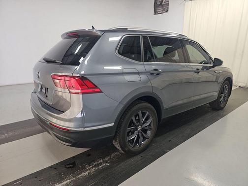 Platinum Gray Metallic 2024 Volkswagen Tiguan 2.0T SE