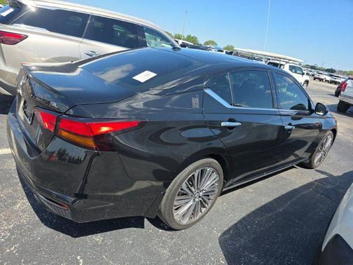 Super Black Clearcoat 2024 Nissan Altima 2.5 SL