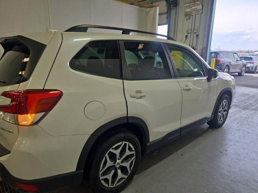 Crystal White Pearl 2020 Subaru Forester Premium