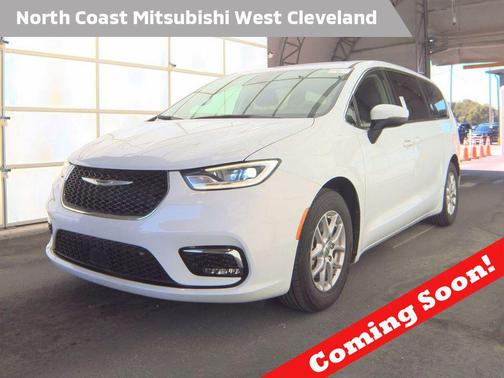 Bright White Clearcoat 2023 Chrysler Pacifica Touring L