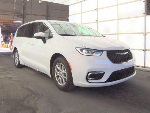Bright White Clearcoat 2023 Chrysler Pacifica Touring L