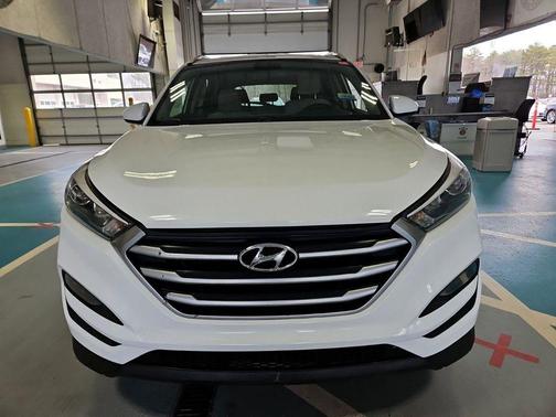 Dazzling White 2018 Hyundai TUCSON SEL
