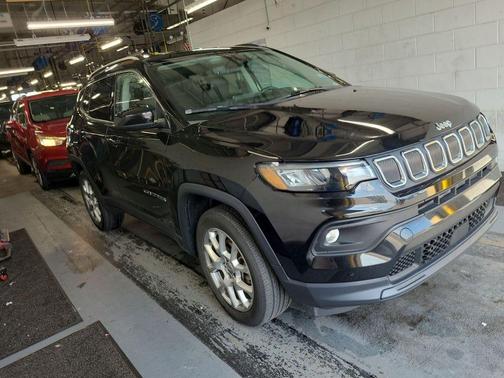 Diamond Black Crystal Pearlcoat 2022 Jeep Compass Latitude Lux