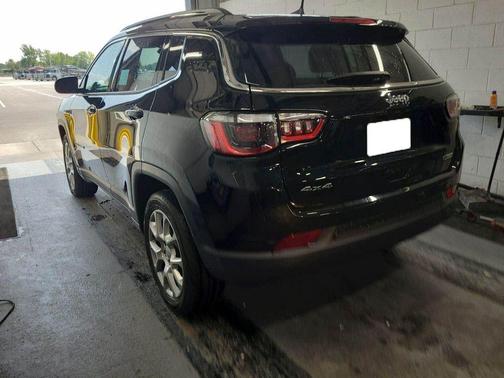 Diamond Black Crystal Pearlcoat 2022 Jeep Compass Latitude Lux