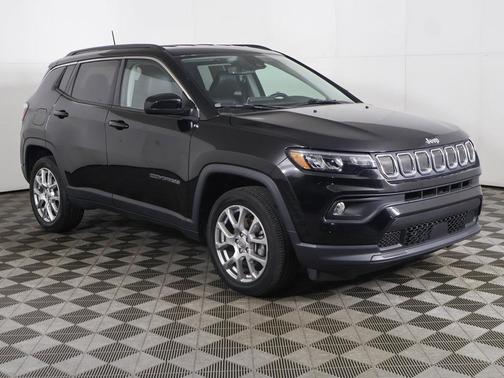 Diamond Black Crystal Pearlcoat 2022 Jeep Compass Latitude Lux