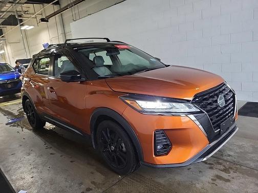 Monarch Orange/Super Black 2021 Nissan Kicks SR