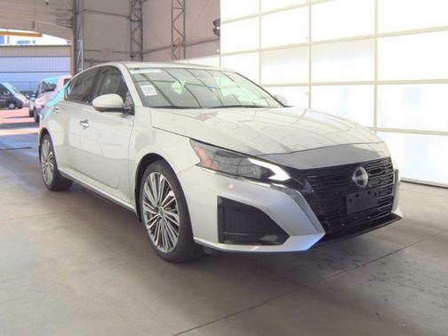 Brilliant Silver Metallic 2024 Nissan Altima 2.5 SL