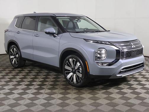 Moonstone Gray Metallic 2026 Mitsubishi Outlander SE