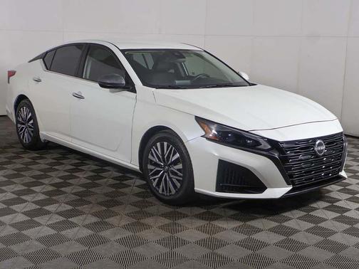 Pearl White Tricoat 2023 Nissan Altima 2.5 SV