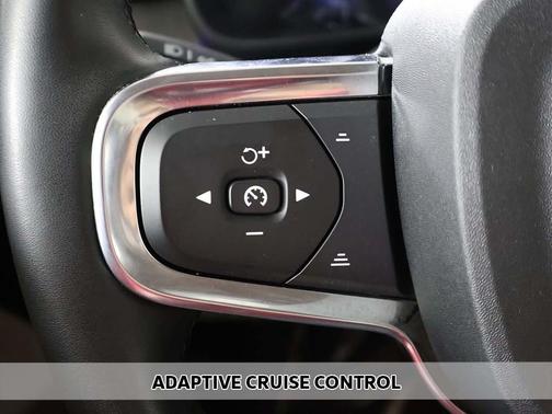 2024 Volvo XC40 B5 Plus Dark Theme
