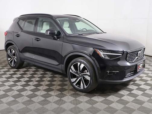 2024 Volvo XC40 B5 Plus Dark Theme