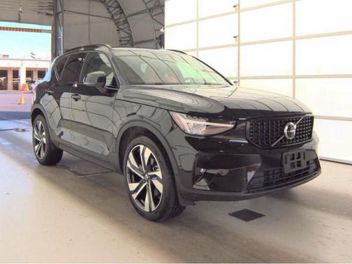 2024 Volvo XC40 B5 Plus Dark Theme