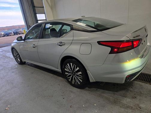 Brilliant Silver Metallic 2023 Nissan Altima 2.5 SV