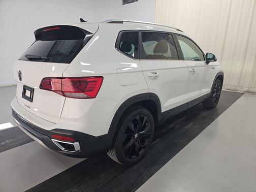 Pure White 2023 Volkswagen Taos 1.5T SE