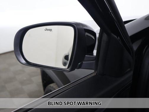 Diamond Black Crystal Pearlcoat 2023 Jeep Compass Latitude Lux