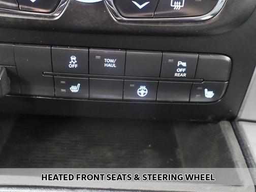 Diamond Black Crystal Pearlcoat 2022 RAM 1500 Classic SLT