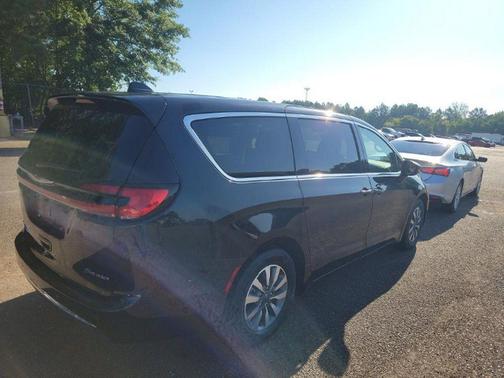 Brilliant Black Crystal Pearlcoat 2023 Chrysler Pacifica Hybrid Touring L