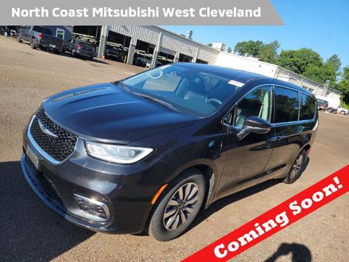 Brilliant Black Crystal Pearlcoat 2023 Chrysler Pacifica Hybrid Touring L