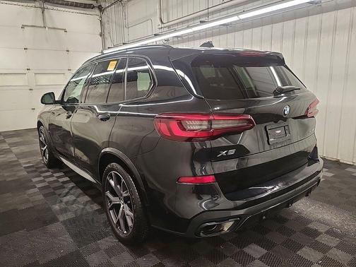 Black 2022 BMW X5 xDrive40i