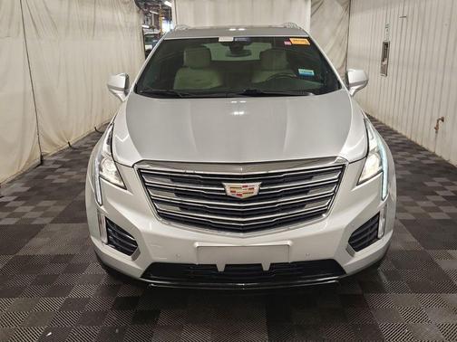 Radiant Silver Metallic 2018 Cadillac XT5 Luxury