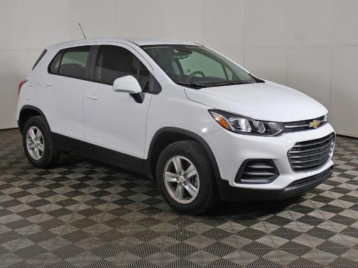 Summit White 2022 Chevrolet Trax LS