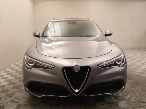 Photo 2 of 15 of 2018 Alfa Romeo Stelvio Ti