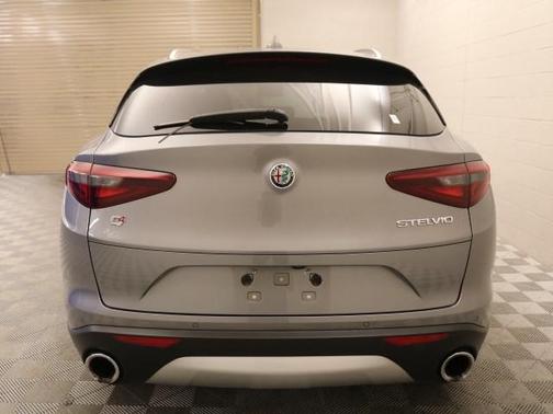 Photo 5 of 15 of 2018 Alfa Romeo Stelvio Ti