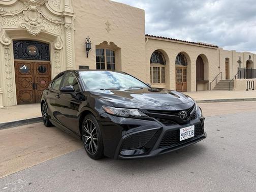 Midnight Black Metallic 2021 Toyota Camry SE