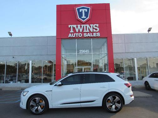 Glacier White Metallic 2022 Audi e-tron Premium