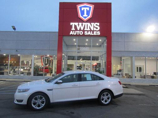 White 2018 Ford Taurus SEL