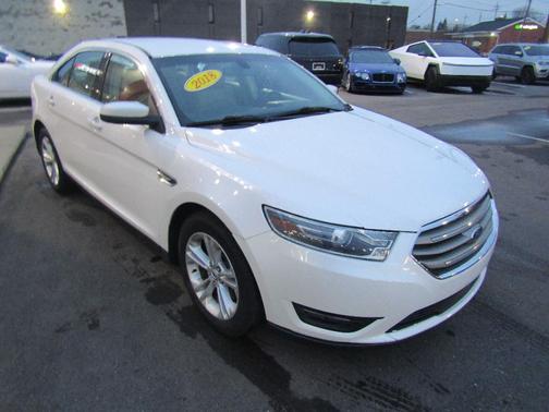 White 2018 Ford Taurus SEL