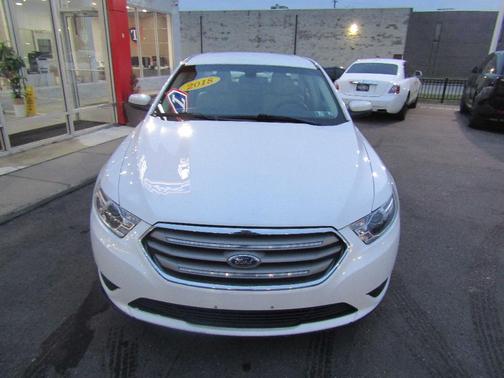 White 2018 Ford Taurus SEL