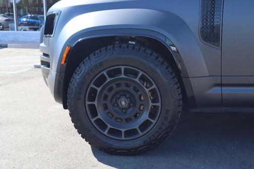 2025 Land Rover Defender OCTA EDITION ONE