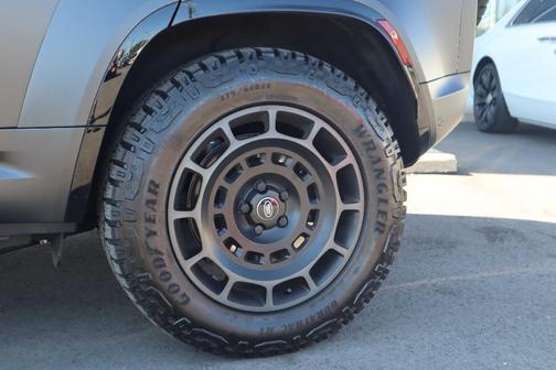 2025 Land Rover Defender OCTA EDITION ONE
