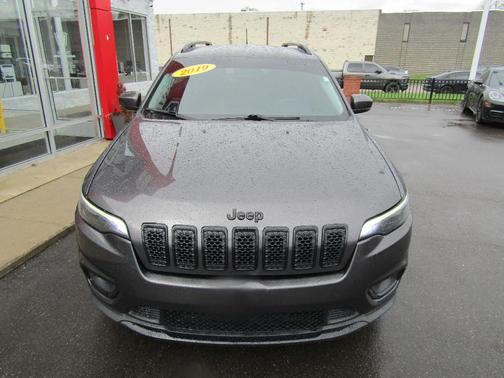 Gray 2019 Jeep Cherokee Altitude
