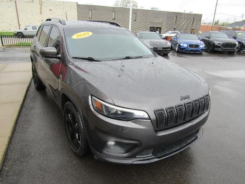 Gray 2019 Jeep Cherokee Altitude