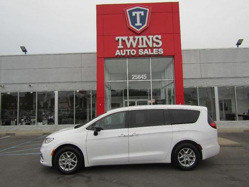 White 2025 Chrysler Pacifica Select