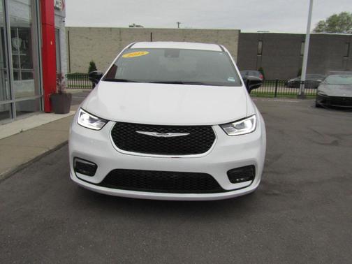 White 2025 Chrysler Pacifica Select