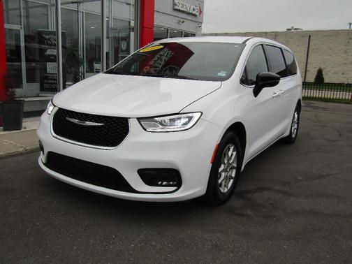 White 2025 Chrysler Pacifica Select