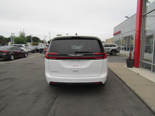 White 2025 Chrysler Pacifica Select