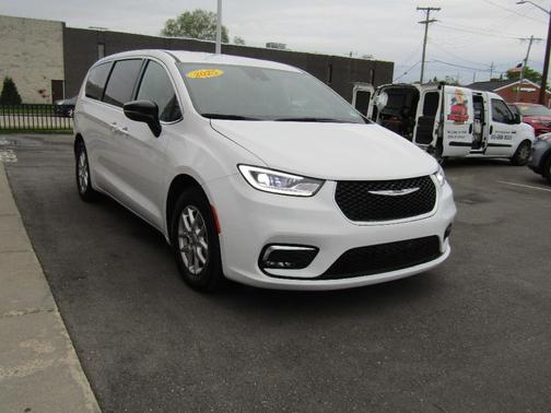 White 2025 Chrysler Pacifica Select