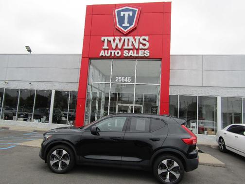 Black 2024 Volvo XC40 B5 Plus Dark Theme