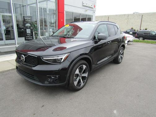 Black 2024 Volvo XC40 B5 Plus Dark Theme