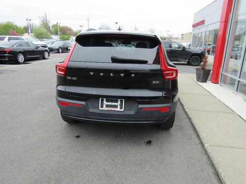Black 2024 Volvo XC40 B5 Plus Dark Theme