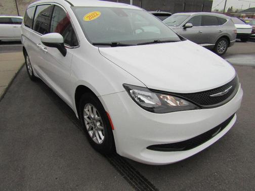 2022 Chrysler Voyager LX