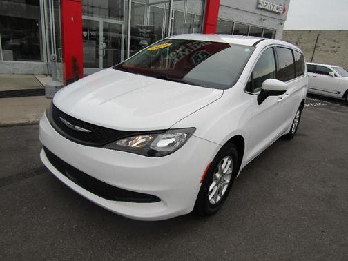 2022 Chrysler Voyager LX