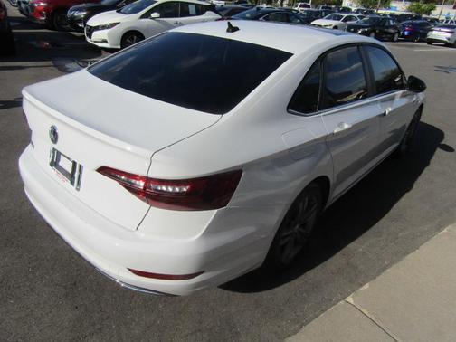 Pure White 2021 Volkswagen Jetta 1.4T R-Line